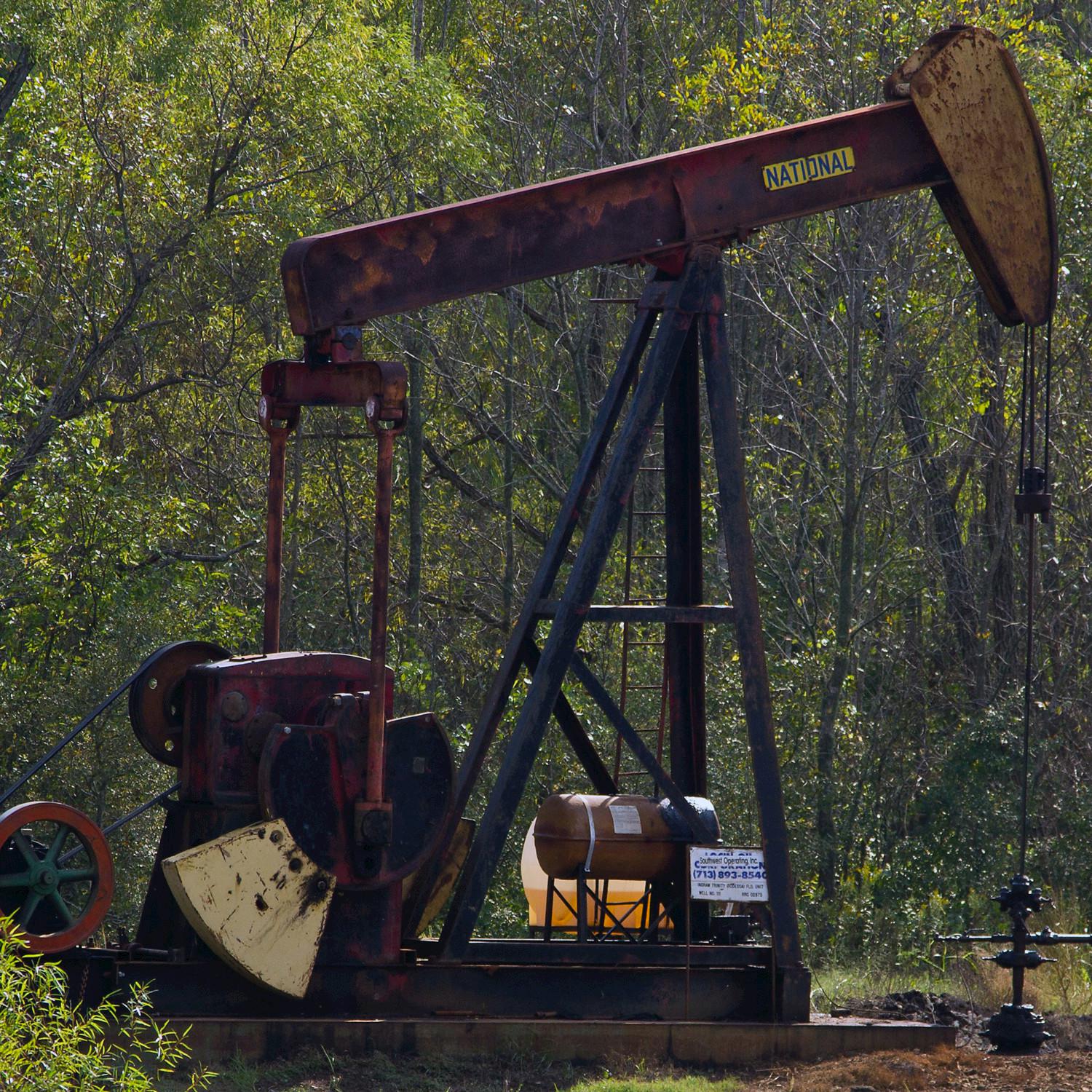 Rusty Oil Pumpjack - Single