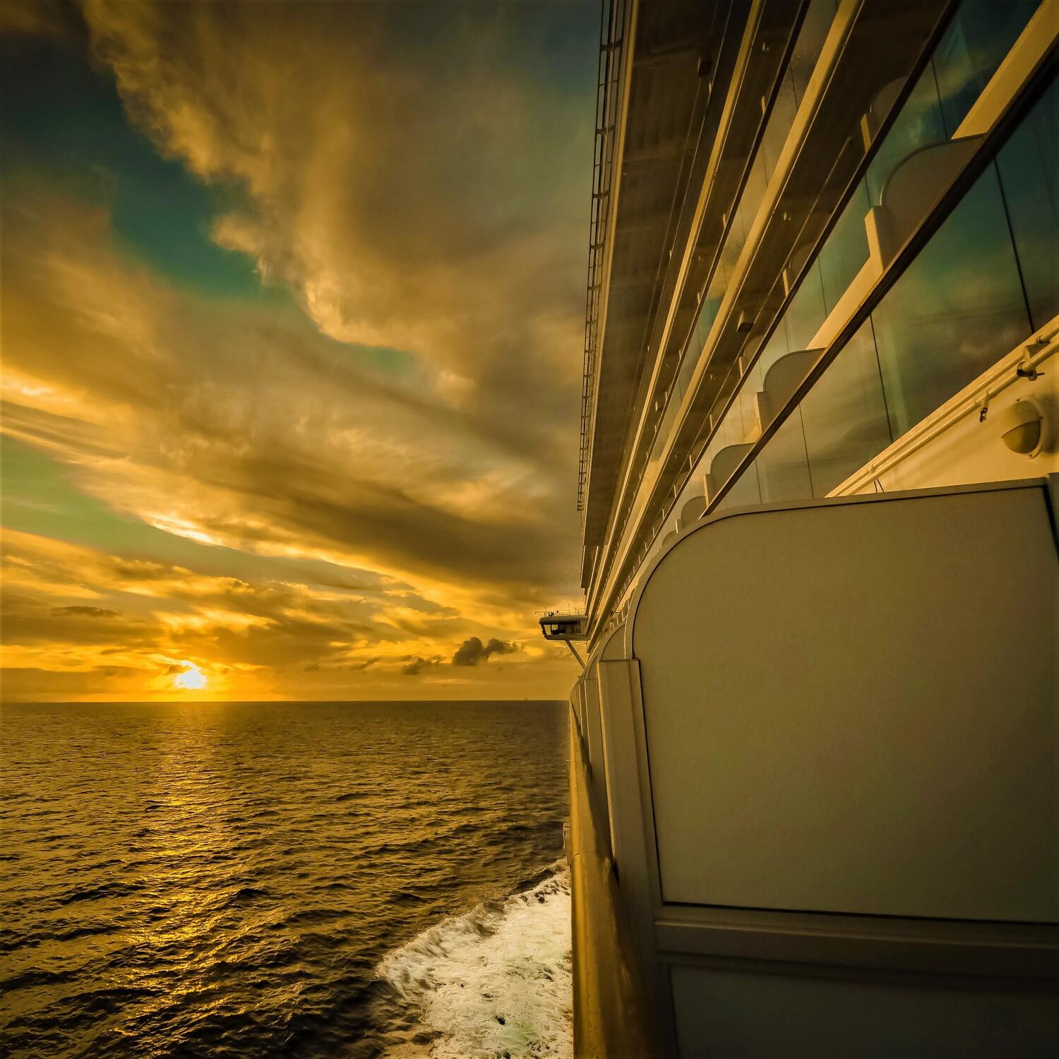 Cruise Holidays Sound: Waves & Boat on the Ocean