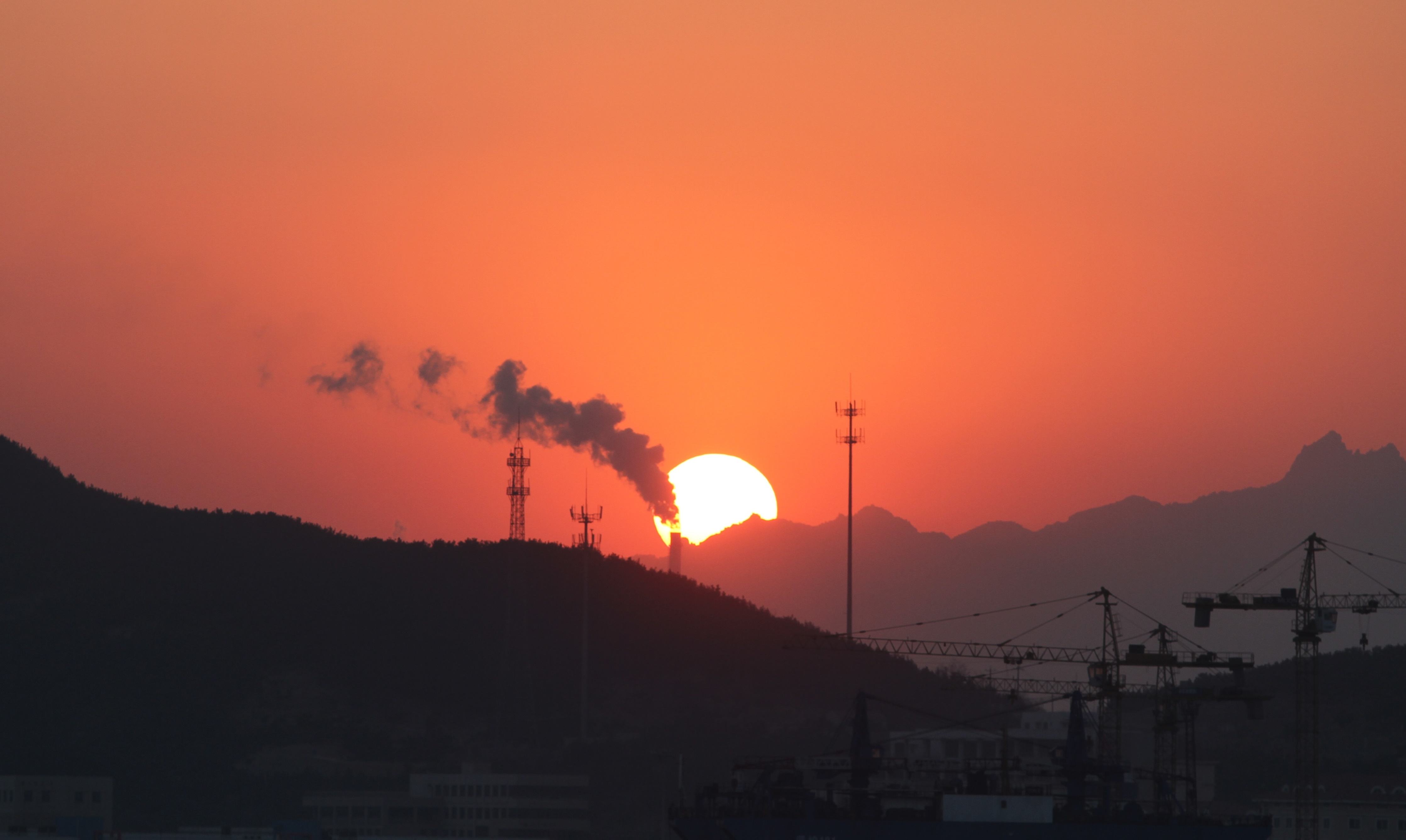 真っ赤な夕阳が燃えている